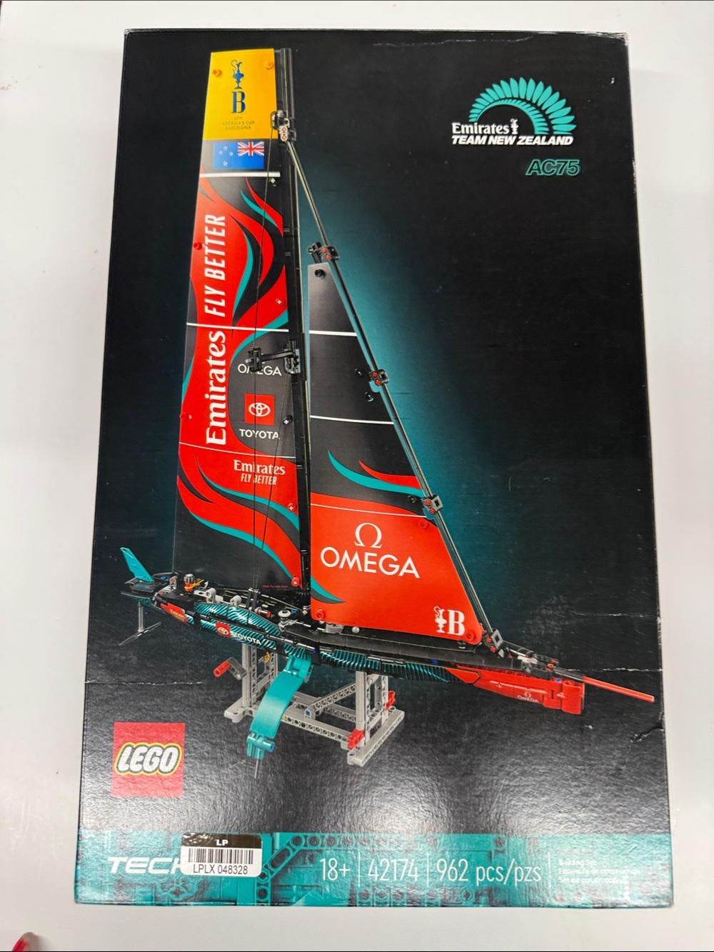 NEW LEGO Technic Emirates Team New Zealand Racing Yacht - AC75